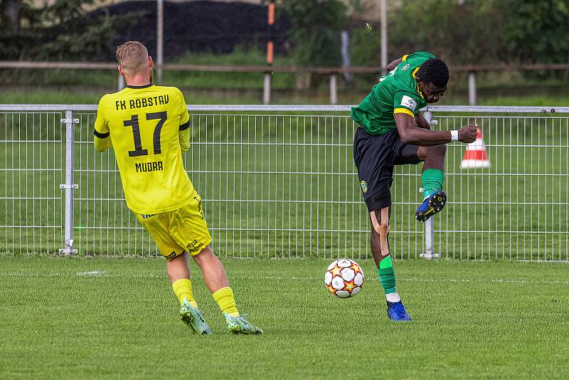 7. kolo FORTUNA ČFL, skupina A: FK ROBSTAV Přeštice (na snímku fotbalisté ve žlutých dresech) - FK Baník Sokolov 0:2.