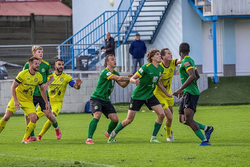 7. kolo FORTUNA ČFL, skupina A: FK ROBSTAV Přeštice (na snímku fotbalisté ve žlutých dresech) - FK Baník Sokolov 0:2.