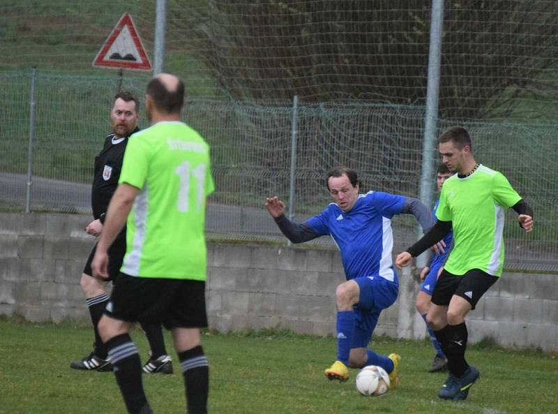 I. B třída, skupina B (15. kolo): SK Bolešiny (na snímku fotbalisté v modrých dresech) - TJ Sokol Štěnovice (zelení) 4:0.