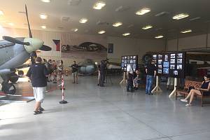 Výstava historických letadel a fotografií na letišti v Líních.