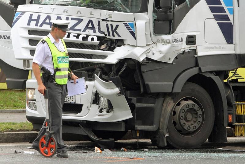 Nehoda tří kamionů v Plzni na Rokycanské třídě