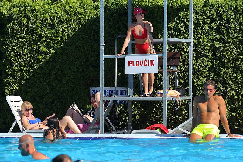Tropické teploty posledních dnů přilákaly lidi k vodě. Plavecký areál v Plzni na Slovanech nabízí osvěžení ve všech bazénech a navštěvují jej stovky plavců denně.