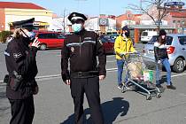 Hlídka městské policie kontroluje dodržování zakrývání úst a nosu na veřejnosti u nákupního centra Olympia Plzeň