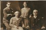 Rodina Blochova, Zdeňka stojí vpravo, bratr Josef vlevo a dole rodiče Hynek a Regina.
