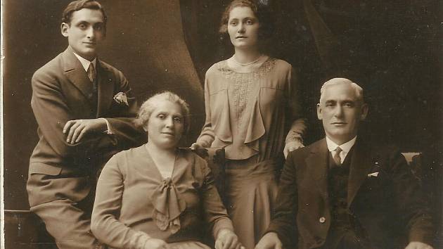 Rodina Blochova, Zdeňka stojí vpravo, bratr Josef vlevo a dole rodiče Hynek a Regina.