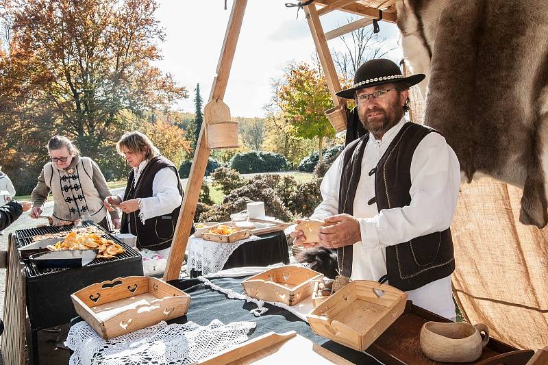 Na zámku kozel ve Šťáhlavech probíhá po celý víkend tradiční podzimní jarmark. Návštěvníky zde čeká chutné jídlo, dobré pití, originální řemeslné produkty a atrakce pro děti.