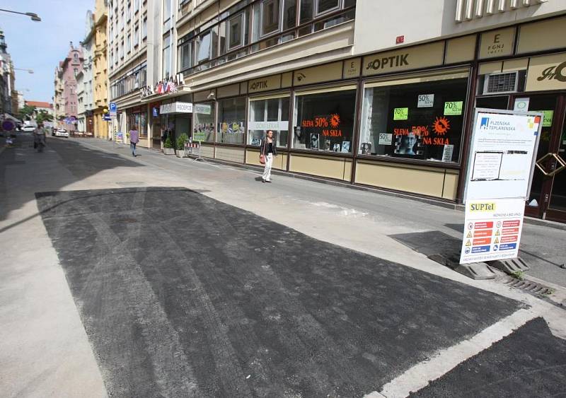 Nad výkopy v Riegerově ulici v Plzni už je položen nový asfalt