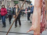 Čerstvé zabijačkové speciality ochutnalo během sobotního odpoledne v Plzeňském Prazdroji stovky návštěvníků