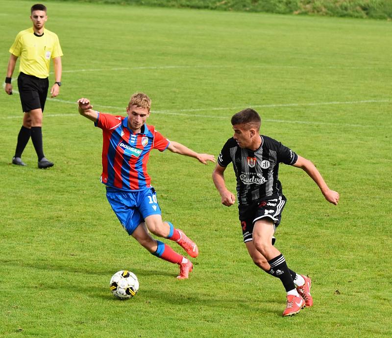 9. kolo FORTUNA ČFL, skupina A: SK Dynamo České Budějovice B - FC Viktoria Plzeň B (fotbalisté v červenomodrých dresech) 0:3 (0:1).