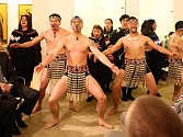 Maorský obřad vítání mrtvých Kawemate v plzeňských Masných krámech