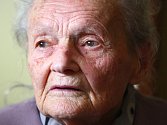 Marie Behenská ze Slovan oslavila výjimečné 103. narozeniny. Pořád jí dělá radost procházka na čerstvém vzduchu i kanár Pepík, který jí dělá každý den společníka