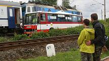 Nehoda autobusu a vlaku na železničním přejezdu v Chrástu