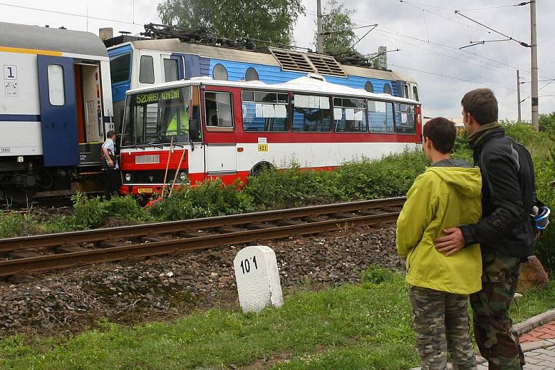 Nehoda autobusu a vlaku na železničním přejezdu v Chrástu