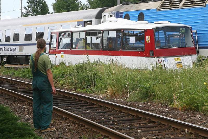 Nehoda autobusu a vlaku na železničním přejezdu v Chrástu