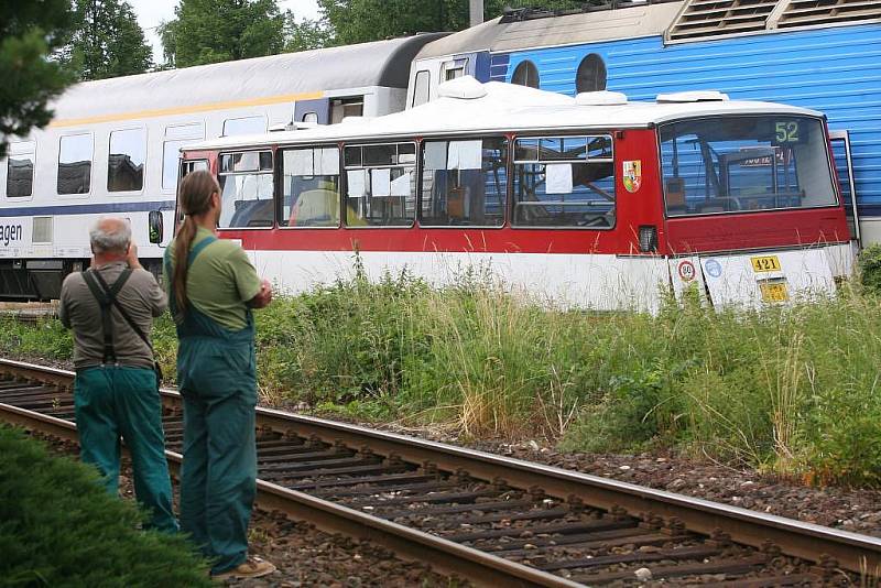 Nehoda autobusu a vlaku na železničním přejezdu v Chrástu