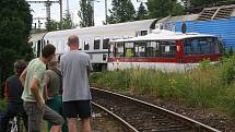 Nehoda autobusu a vlaku na železničním přejezdu v Chrástu