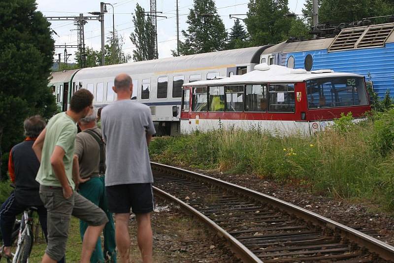 Nehoda autobusu a vlaku na železničním přejezdu v Chrástu