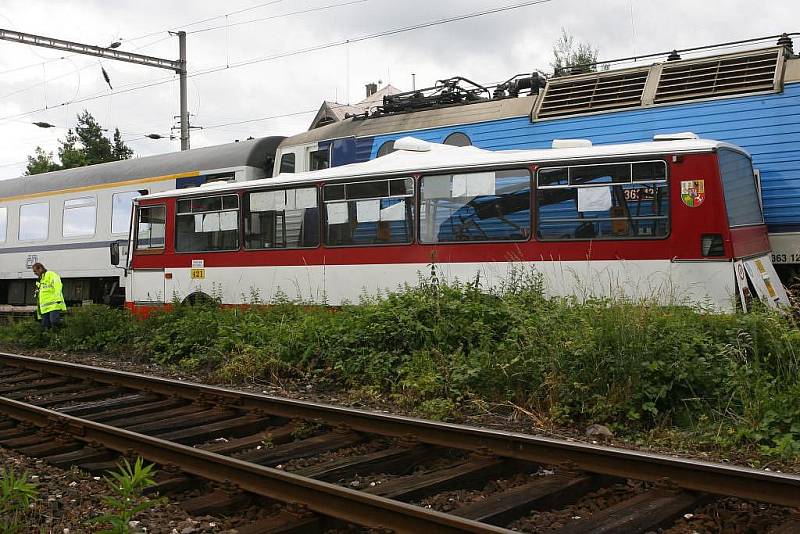 Nehoda autobusu a vlaku na železničním přejezdu v Chrástu