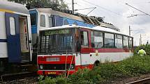 Nehoda autobusu a vlaku na železničním přejezdu v Chrástu