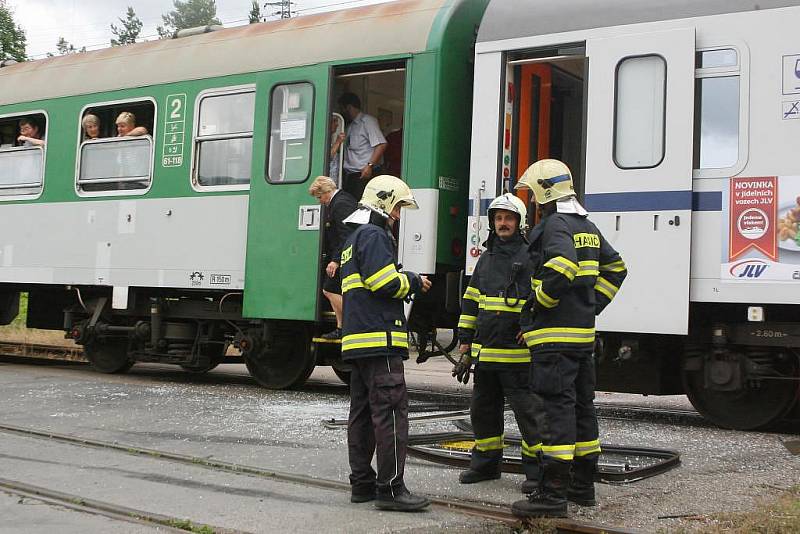 Nehoda autobusu a vlaku na železničním přejezdu v Chrástu