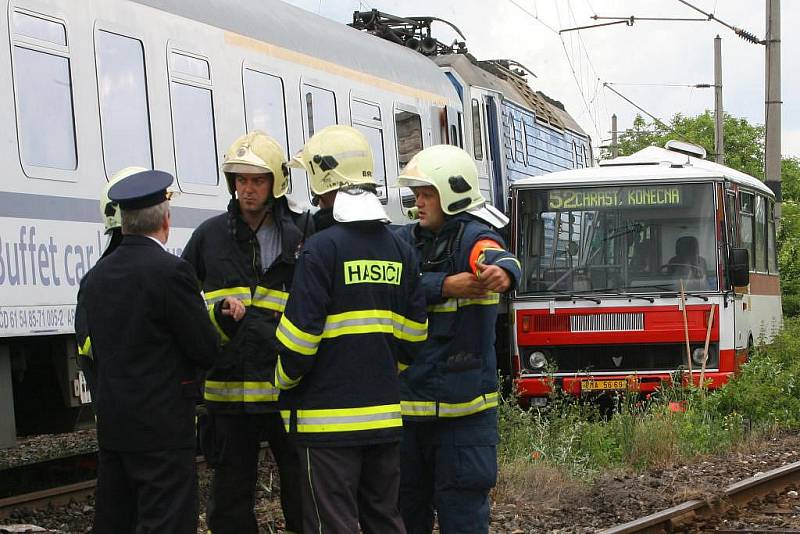 Nehoda autobusu a vlaku na železničním přejezdu v Chrástu