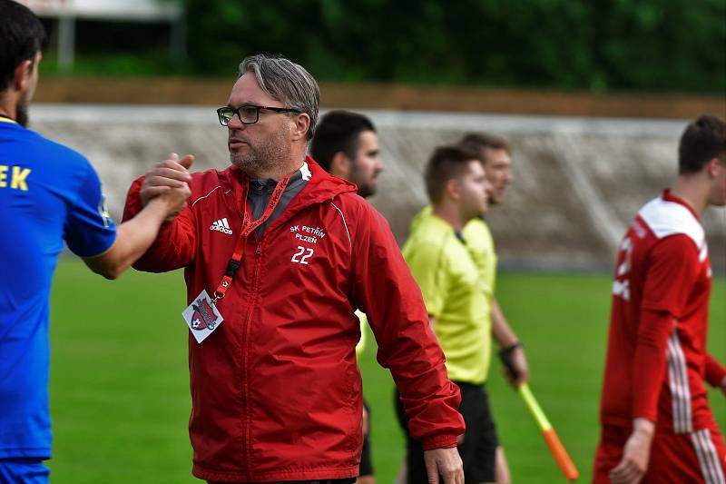 Fotbalisté SK Petřín Plzeň B (červení) vstoupí do nové sezony krajského přeboru jako nováček, ale zároveň budou patřit k největším favoritům.