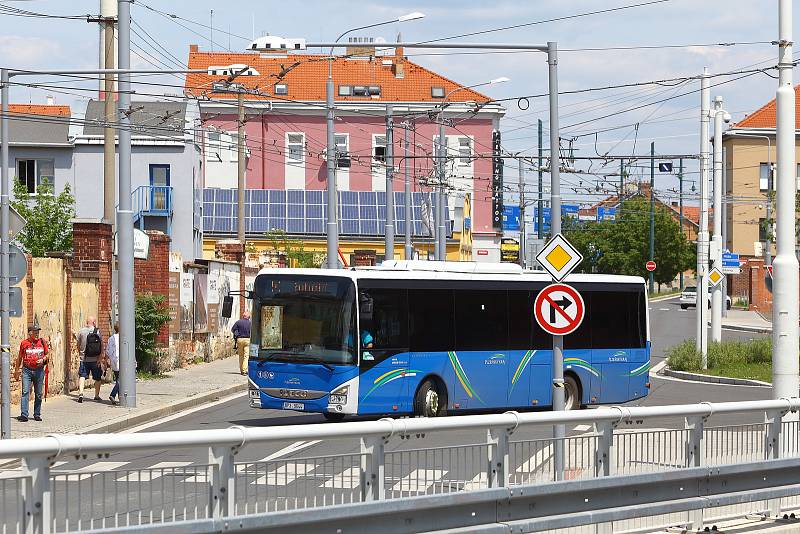 Společnost Arriva provozuje linkovou dopravu novými autobusy v barvách kraje.