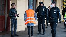 Policie v Plzni kontroluje dodržování vládních opatření.