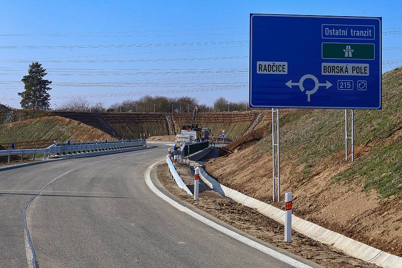 Městský obchvat Západní okruh je hotový. Podívejte se, jak nejdůležitější dopravní stavba posledních let v Plzni vypadá. Celou jsme ji projeli a pořídili pro vás tyto fotografie a videa.