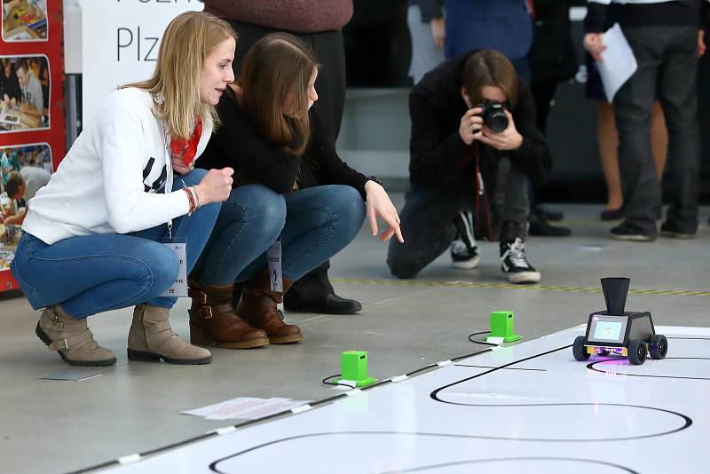 Dvoučlenné týmy studentů v plzeňské Techmanii vyslali na soutěžní jízdu robotická vozítka