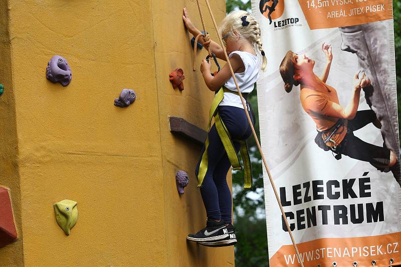 Letní festival sportu Sportmánie Plzeň 2019 - v areálu za OC Plaza si mohou malí i velcí vyzkoušet zdarma nejrůznější druhy sportovních aktivit.