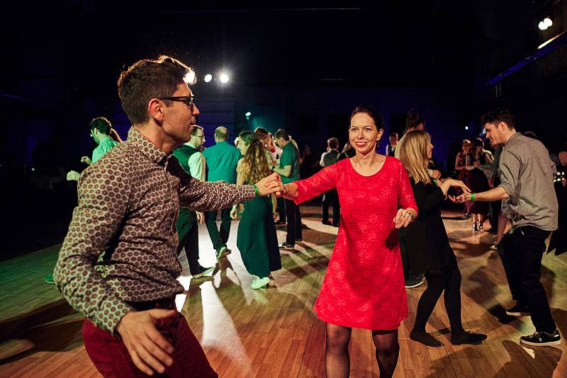 Vyznavači tanečních stylů lindy hop, charleston, blues nebo i burlesque se sešli na tanečním víkendu Lindy Hop Herbst Camp v plzeňském Depu 2015. Festival nabídl 30 lekcí různých tanců s lektory z 5 zemí a také tři večírky s živou hudbou.