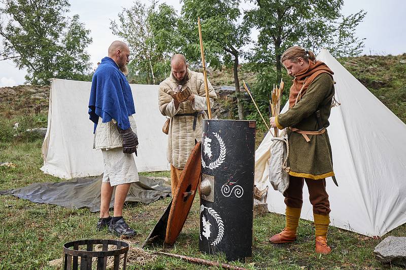 Templářský víkend – třídenní festival na loukách kolem sv. Jiří v plzeňské Doubravce nabídl divákům rekonstrukci bitvy o Akkon a mnoho ukázek šermu, výstroje, výzbroje a života rytířů na bojových taženích i z jiných období než z přelomu 13. a 14. století