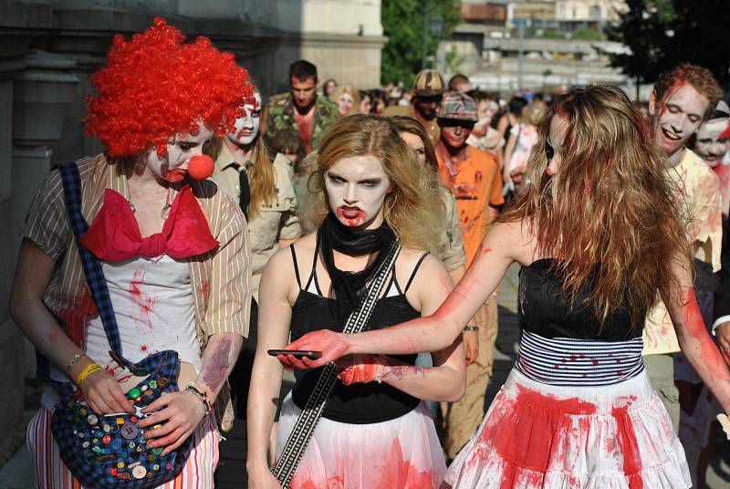 Populární zombie walk má za sebou další ročník. Na sto třicet účastníků prošlo Plzní, přímo během Dne Meliny Mercouri.