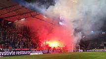 Použití pyrotechniky i ze strany fanoušků FC Viktoria.