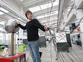Student Akademie výtvarných umění v Praze Róbert Palúch si byl včera v plzeňském science centru Techmania prohlédnout van de Graaffův generátor. Přístroj chce zapracovat do své diplomové práce