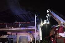 Ve Vejprnicích hoří střecha domu, na místě zasahuje sedm hasičských jednotek