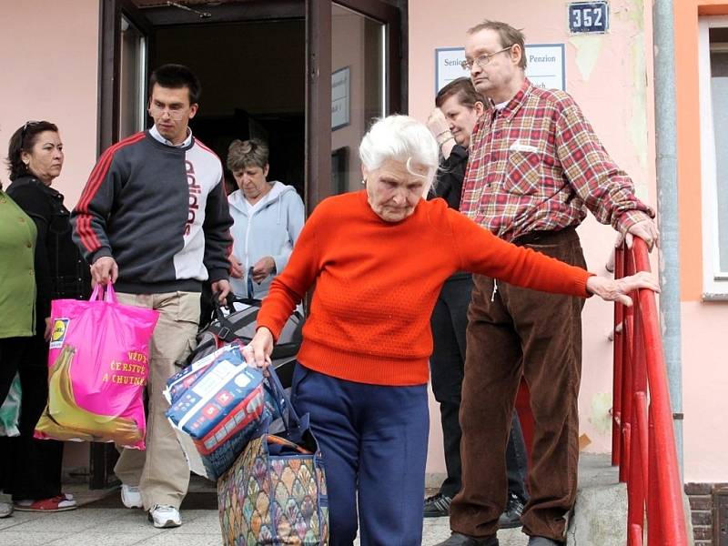 Stěhování klientů Seniorského domu a S.O.S. penzionu Zbůch.