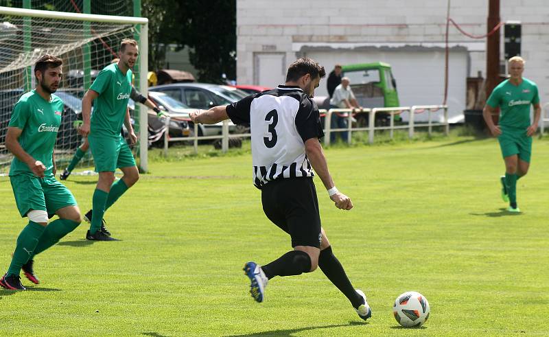 Z archivu: Fotbalisté plzeňského Smíchova (černobílí) se v nováčkovské sezoně I. A třídy zatím hledají. Ve třech zápasech totiž získali jediný bod.