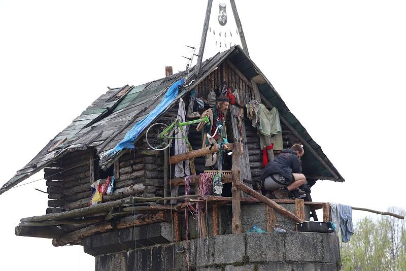 Natáčení snímku Citlivý člověk u Chotěšova na Plzeňsku, při němž filmaři nechali v jedné ze scén shořet ikonickou chaloupku na mostním pilíři.