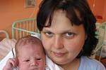 Zdeněk Mareš z Merklína má vinohrad a proto je šťastný, že mu Jitka Rupertová porodila 6. října pětadvacet minut před dvacátou hodinou v Mulačově nemocnici pomocníka - prvorozeného syna Martina (3,35 kg/51 cm)