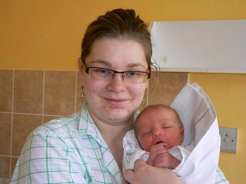 Filip (3,35 kg, 52 cm), který přišel na svět 4. března v 10.25 hod. v Mulačově nemocnici, je prvorozeným synem Denisy a Pavla Königsmarkových z Dobřan