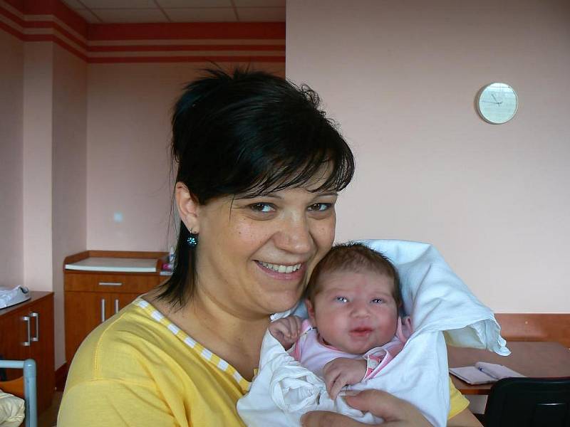Gabriele Jůdlové a Janu Jirmářovi z Plzně se 3. 3. minutu před polednem narodila ve FN dcera Natálka (3,20 kg, 50 cm). Těší se na ni dva patnáctiletí sourozenci, Luboš a Anetka. Tatínek byl prý při porodu velikou oporou