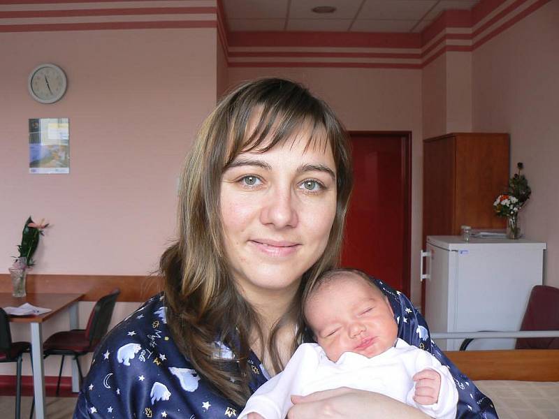 Eliška (3,30 kg, 45 cm), která přišla na svět 28. 2. ve 22.54 hod. ve FN v Plzni, je prvorozená dcera Jany a Zdeňka Pokorných z Tachova