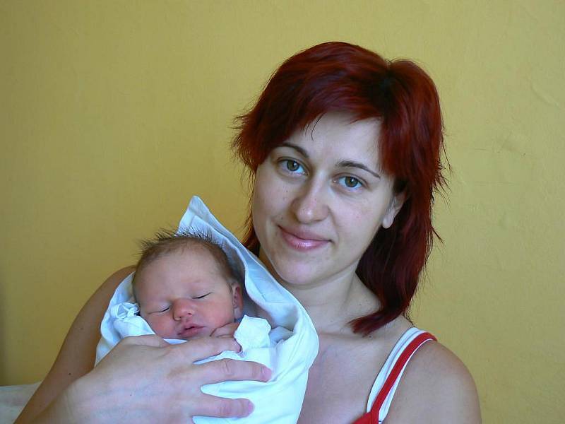Barbora Červená (3, 15 kg, 50 cm) se narodila 6. 3. ve 12.00 hod. Veronice a Petru Červeným z Vlčí v plzeňské Mulačově nemocnici. Doma se na sestřičku už moc těší čtyřletá Nikola