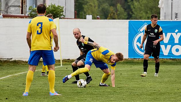 Fotbalisté SK SENCO Doubravka (žlutí).