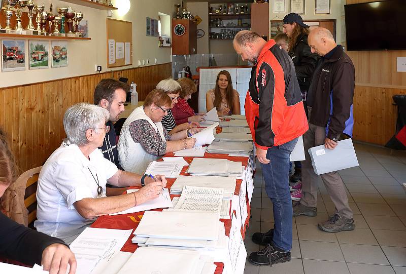 Volby do obecních zastupitelstev začaly v pátek ve 14 hodin také v Plzni v místní části Bílá Hora. Do volební místnosti v hasičské zbrojnici se dostavily v prvních minutách po otevření asi dvě desítky voličů.