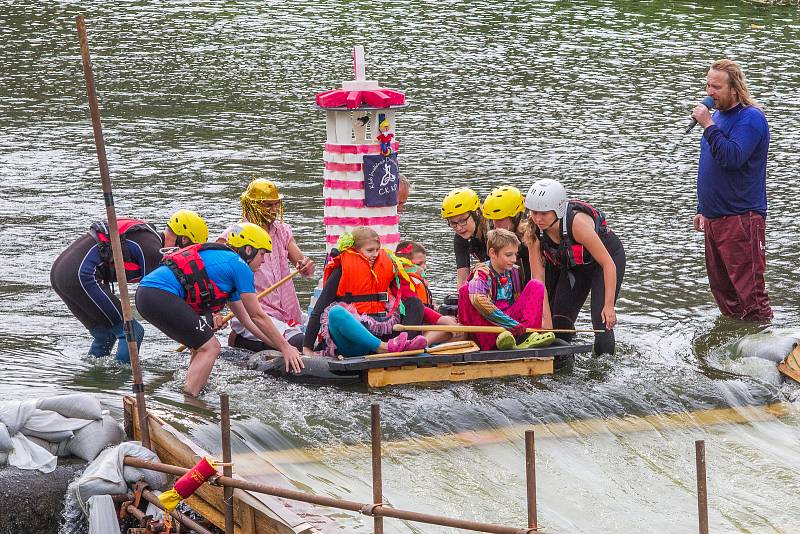 Plavba netradičních plavidel po řece Radbuze se splutím jezu U Mráčku