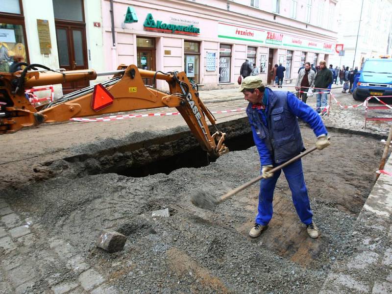 Nejnutnější opravy proběhly v Solní ulici ihned po havárii. Poškozené podlaží však bude potřebovat velkou opravu