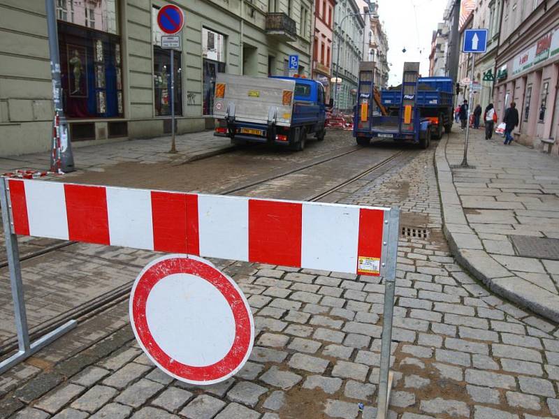 Vodovodní potrubí v Solní ulici je už opravené. Tramvaje se vrátí do normálního provozu pravděpodobně ještě v pátek během odpoledne